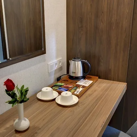 Leo Hotel