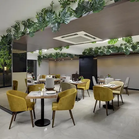 Leo Hotel 4*